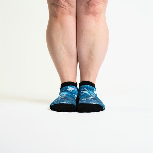 A model wearing stormy waters fun ankle socks